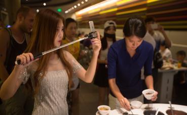 淄博探店女网红吃瓜视频,揭秘美食背后的故事与趣闻 第2张 淄博探店女网红吃瓜视频,揭秘美食背后的故事与趣闻 第2张